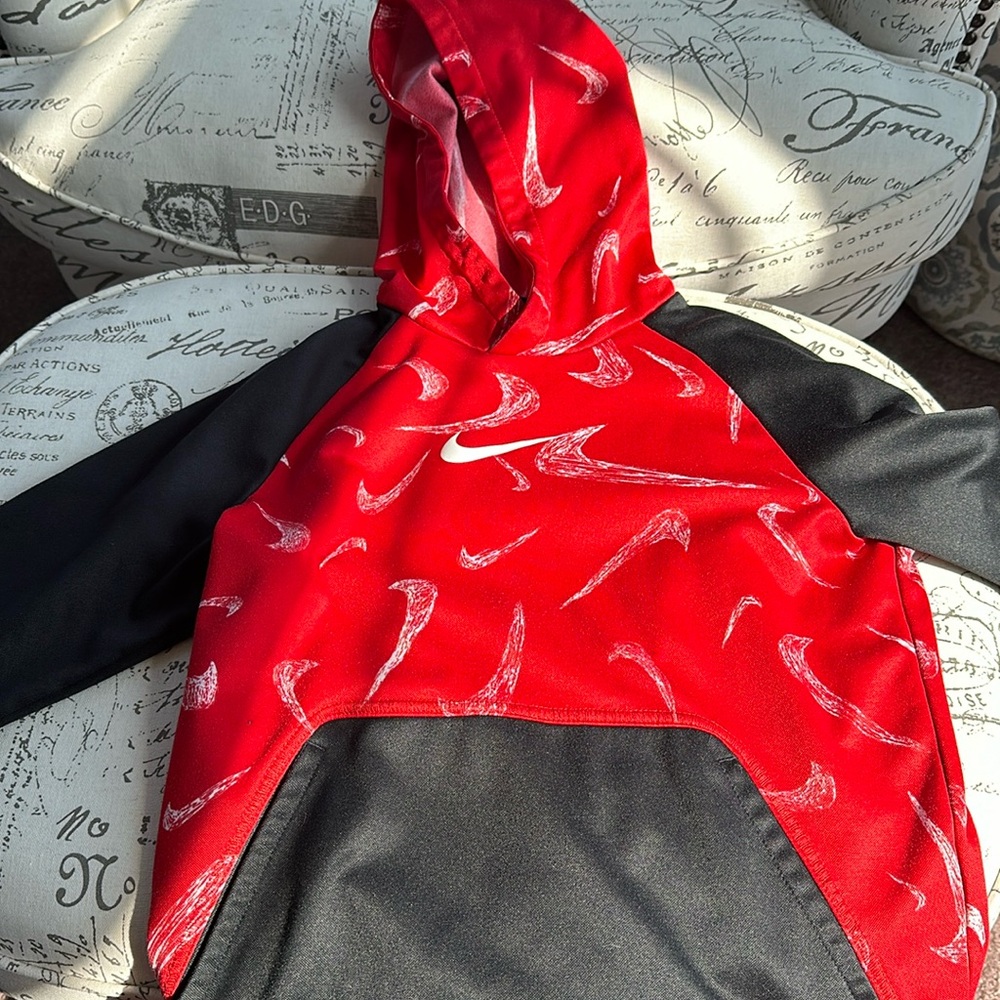 Nike hoodie for boys size Youth Medium